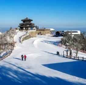 backpacker-deogyusan-mountains-winter